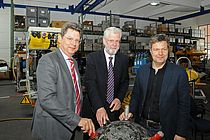 v.l.: Wirtschaftsminister Reinhard Meier, GEOMAR Direktor Prof. Dr. Peter Herzig und Umweltminister Dr. Robert Habeck mit einer Seemine. Foto: A. Villwock, GEOMAR.