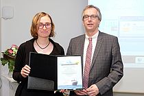 Dr. Peter Gimpel, Vorsitzender der Gesellschaft zur Förderung des GEOMAR Helmholtz-Zentrums für Ozeanforschung Kiel e.V., überreicht Maria Jung die Urkunde zum Otto Krümmel-Förderpreis. Foto: Jan Steffen, GEOMAR