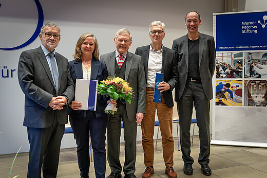 Eine Gruppe von vier Männern und einer Frau