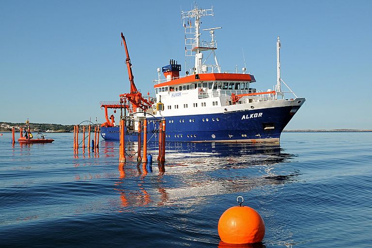 The Kiel research vessel ALKOR with the KOSMOS mesocosms in the Gullmar Fjord, Sweden. Photo: Maike Nicolai, GEOMAR (CC BY 4.0)