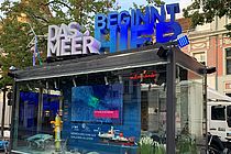 Der Kubus mit dem Titel Das Meer beginnt hier. Im Kubus ein großer Bildschirm und das Modell des Forschungsschiffs.