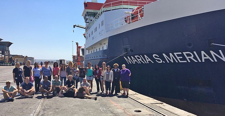 The international team of scientist in fron the research vessel Maria S. Merian in Cape Town. Photo: private.
