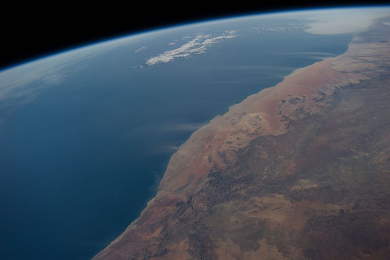 Das von einem Astronauten der Internationalen Raumstation ISS aufgenommene Foto zeigt, wie nährstoffhaltiger Staub an der Küste Namibias ins Meer eingetragen wird. Foto: Earth Science and Remote Sensing Unit, NASA Johnson Space Center