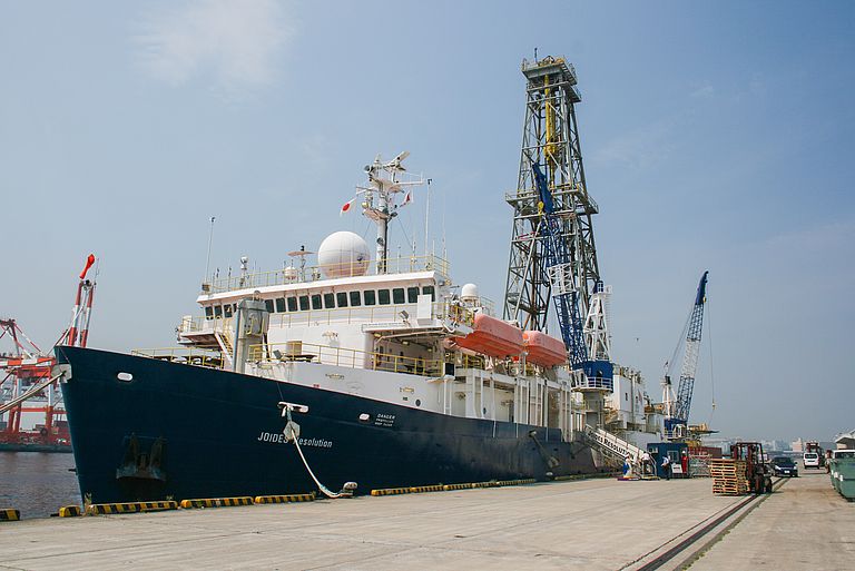 Das Bohrschiff JOIDES RESOLUTION. Es ist aktuell vor Neuseeland im Einsatz. Eine GEOMAR-Wissenschaftlerin und ein GEOMAR-Wissenschaftler an Bord werden live auf die Kieler Woche geschaltet.