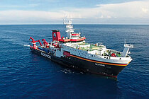 Ein großes Forschungsschiff auf dem Meer