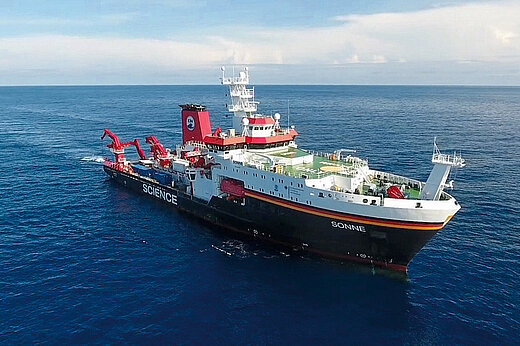 Ein großes Forschungsschiff auf dem Meer