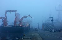 Am 17. November begann die offizielle Vorstellungsreise der SONNE. Am 21. November lag sie in Hamburg in dichtem Nebel. (Foto: J. Steffen, GEOMAR)