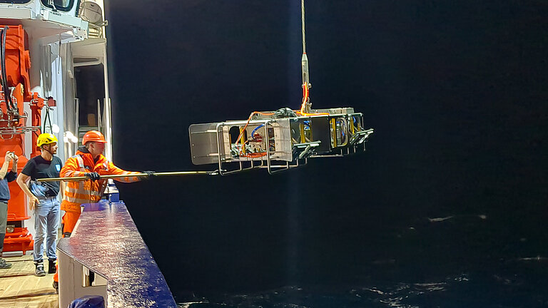 Es ist Nacht und ein Forschungsgerät wird von Bord gelassen