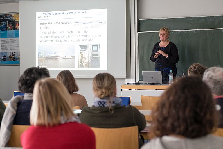 In ihrem Vortrag geht Professorin Wiltshire auf die Bedeutung von Zeitserien-Messungen ein. Foto: Jan Steffen/GEOMAR