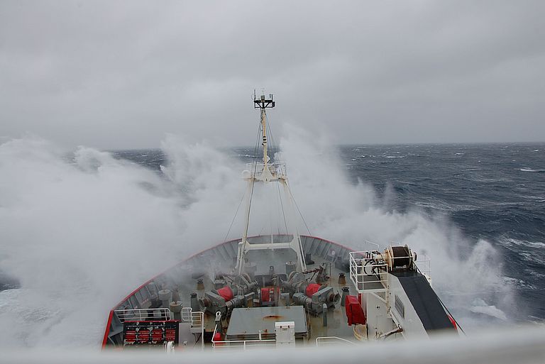 Blick vom britischen Forschungsschiff RRS James Clark Ross auf die stürmische Drake-Passage. Foto: M. Dibb
