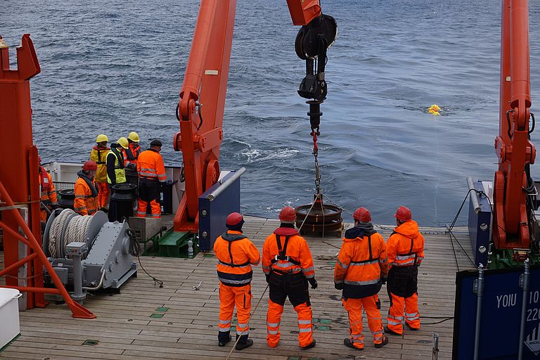 An oceanographic mooring is being deployed by the crew of research vessel MARIA S. MERIAN during the expedition MSM54 into the Labrador and Irminger Sea. These moorings are used for the long-term observation of ocean circulation. Photo: Arne Bendinger / GEOMAR
