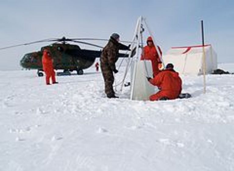 Bergung eines Messgeräts während der Expedition TRANSDRIFT in der Laptev-See. Die Untersuchung dieses für die Eisbildung in der Arktis wichtigen Gebiets gehört zu den aktuellen deutsch-russischen Forschungsprojekten.