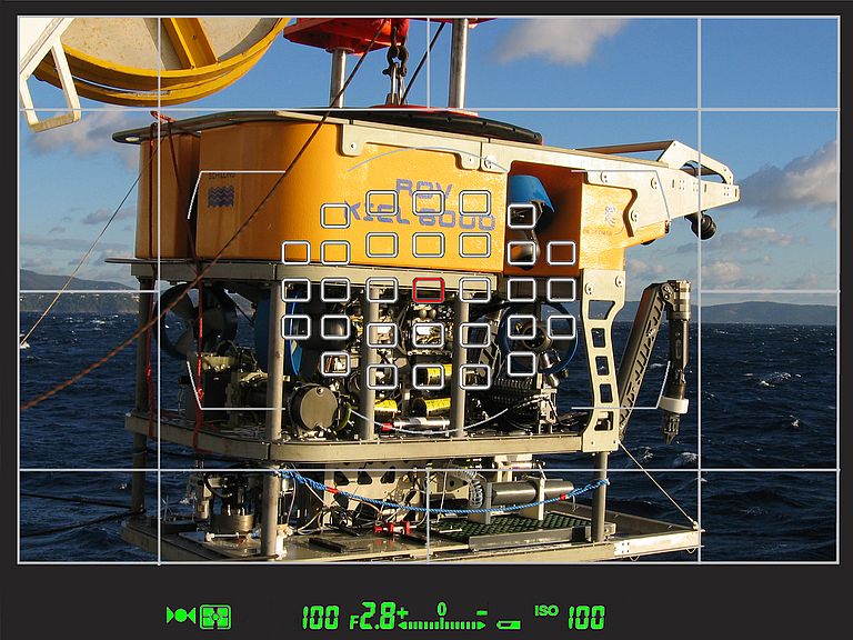 Der Tiefseeroboter ROV Kiel6000 im Fokus. Montage: J. Steffen, GEOMAR.