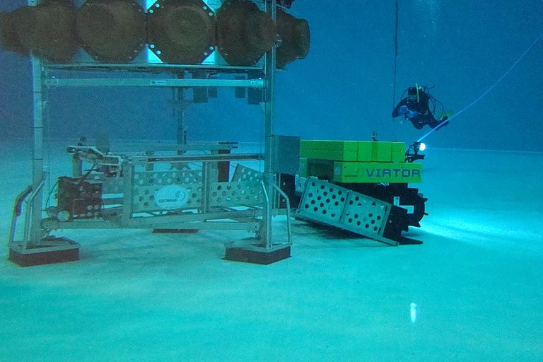 VIATOR with its basis station MANSIO conducting first test drives in a basin of the German Research Center for Artificial Intelligence in Bremen. Photo: Sascha Flögel