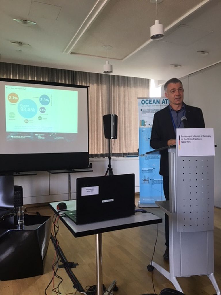 Prof. Dr. Andreas Oschlies hält einen Vortrag zur Entwicklung des Sauerstoffgehalts in den Ozeanen. Foto: SFB754