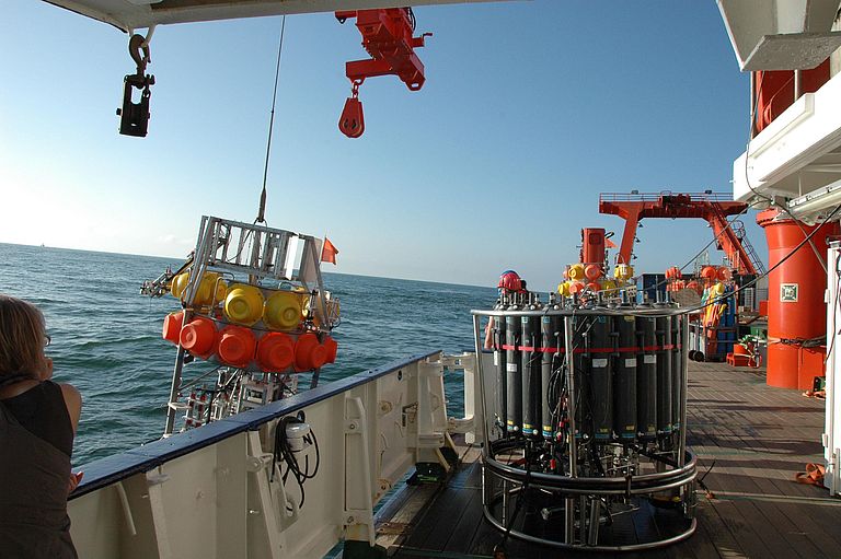 Deployment of a Lander for measurements and experiments at the sea floor during a METEOR expedition. Photo: Michael Schneider