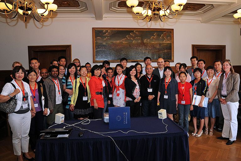 Gruppenbild mit Oberbürgermeister: Die Teilnehmer der sechsten Deutsch-Chinesischen Sommerschule im Kieler Rathaus. Foto: J. Steffen, IFM-GEOMAR