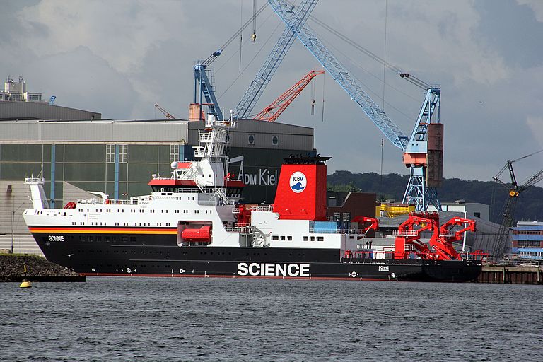 FS SONNE bei Abu Dhabi Mar. Foto: A. Villwock, GEOMAR.