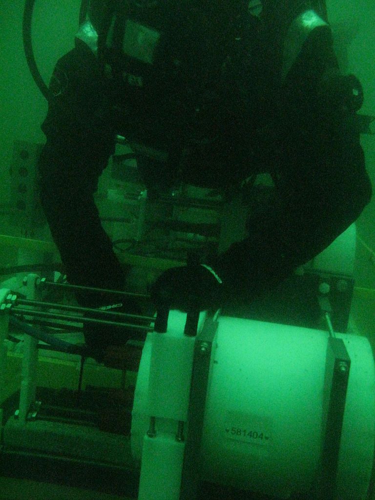 Forschungstaucher justieren die Sensoren am Meeresboden. Foto: Forschungstauchzentrum CAU