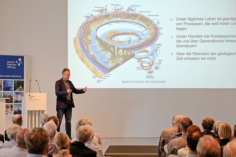 ... führt Prof. Dr. Dietmar Müller die Gäste in der Kunsthalle durch mehrere hundert Millionen Jahre Erdgeschichte. Fotos: Jan Steffen/GEOMAR