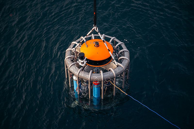 Launch of the measuring platform with fuel cell. Photo: Finn K. Flögel.
