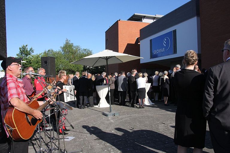 Die Gruppe "Timmerhorst" unterhielt Gäste musikalisch. Foto: A. Villwock, GEOMAR.