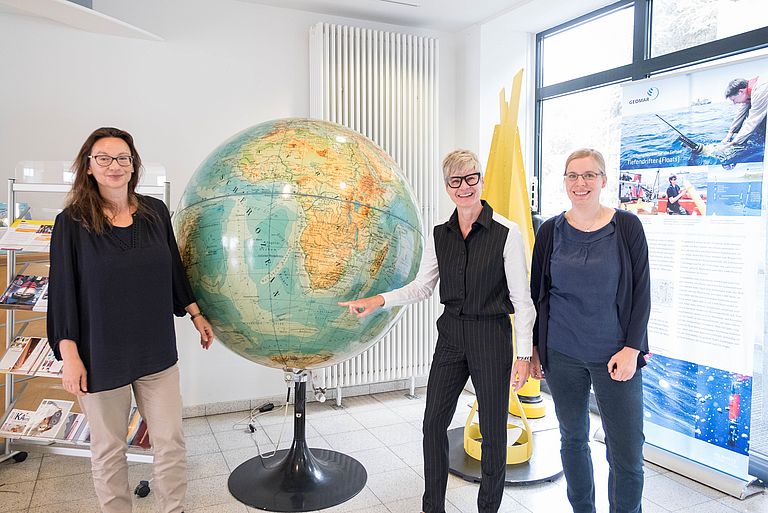 Prof. Dr. Lisa Beal together with Prof. Dr. Anja Engel (left) and Prof. Dr. Joke Lübbecke (right) from the "Woman's Executive Board". Photo: Nikolas Linke/GEOMAR