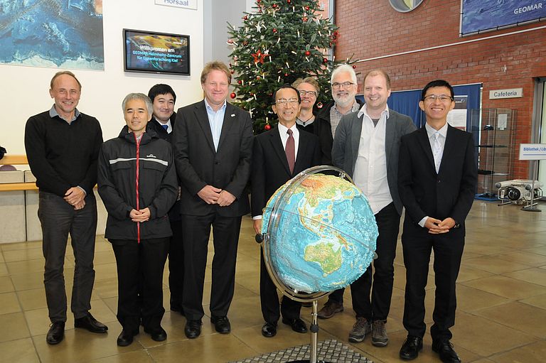 Gut gelaunt: Vertreter des japanischen JAMSTEC Instituts mit ihren Gastgebern vom GEOMAR. Foto: A. Villwock, GEOMAR.