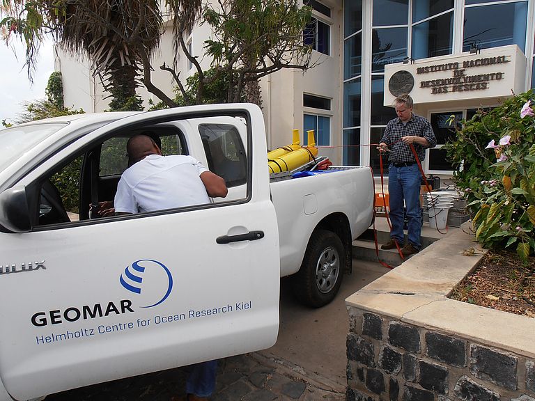 In Mindelo (Kap Verde) werden zwei ozeanographische Gleiter auf ihren Einsatz vorbereitet. Foto F. Schütte, GEOMAR