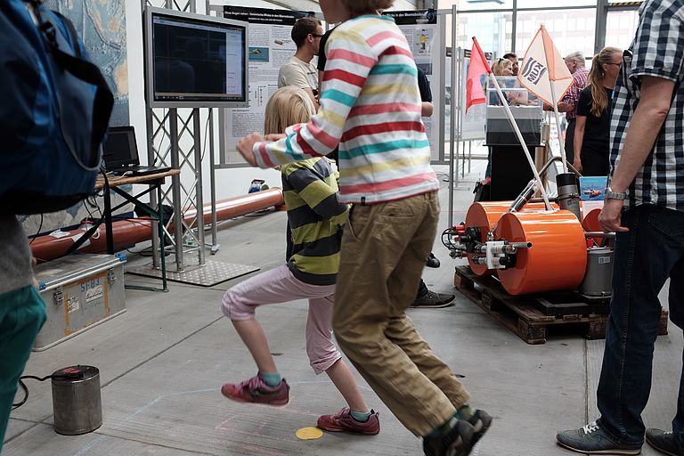 Vergleiche deine Sprungkraft mit einem Erdbeben. Foto: Jan Steffen, GEOMAR