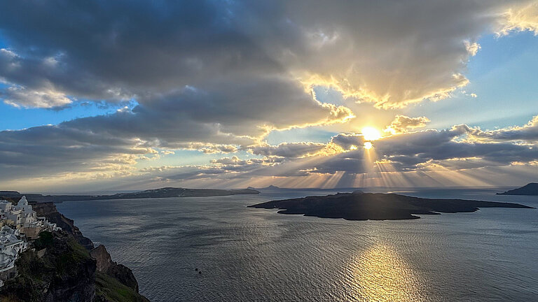 Eine Insel im goldenen Licht der tiefstehenden Sonne