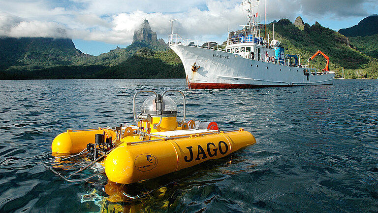 JAGO vor FS BRAVEHEART 2009 vor der Küste Tahitis.