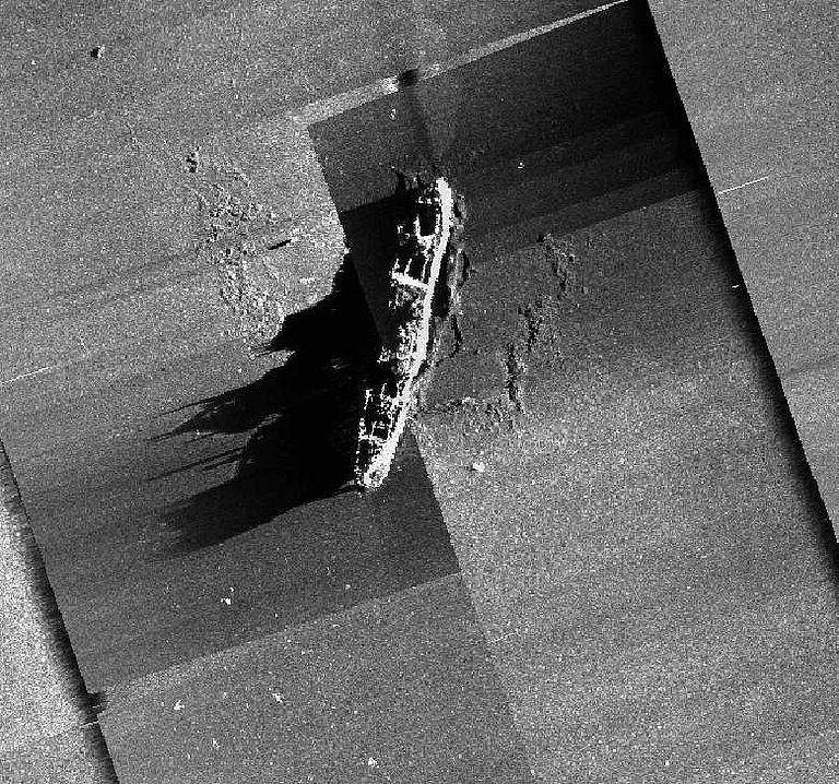 Zufallsfund: Was auf groben Kartierungen ein Schlammvulkan hätte sein können, stellte sich bei präziser Vermessung durch das AUV ABYSS als vermutlich mehrere Jahrzehnte altes Schiffswrack heraus. Bild: AUV ABYSS, GEOMAR