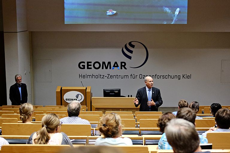 The NOAA Chief Scientist gave a lecture about "Key Challenges for Sustainability in the Ocean". Photo: Jan Steffen, GEOMAR