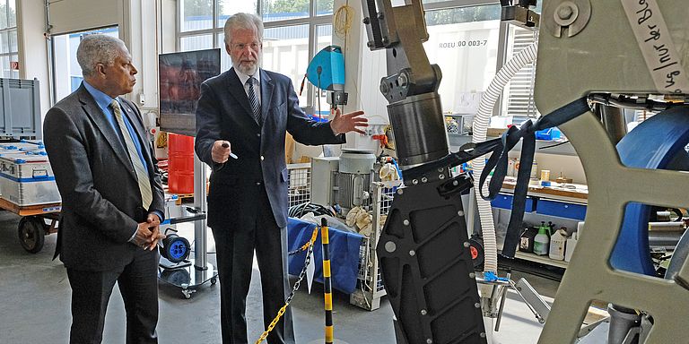 [Translate to English:] GEOMAR-Direktor Professor Peter Herzig (re.) mit Dr. José da Silva Gonçalves im GEOMAR-Technik- und Logistikzentrum. Foto: Jan Steffen/GEOMAR