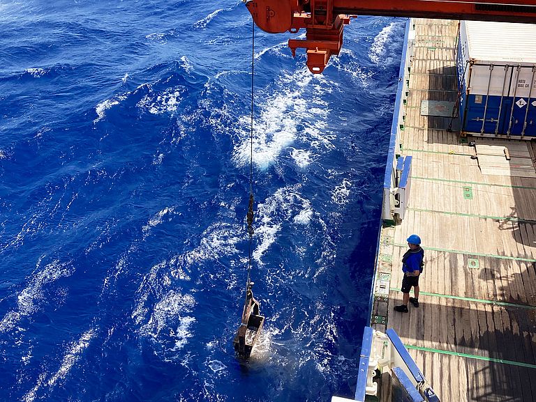 On their expedition with research vessel METEOR, scientists collected lava samples from the bottom of the Mediterranean Sea.