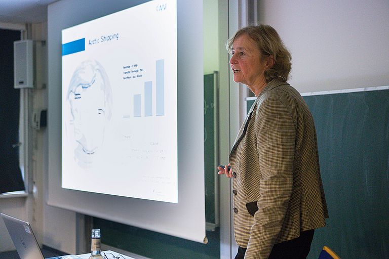 Prof. Dr. Karin Lochte bei ihrem Vortrag während der Marie-Tharp Lecture am GEOMAR. Foto: M. Nehir, GEOMAR.