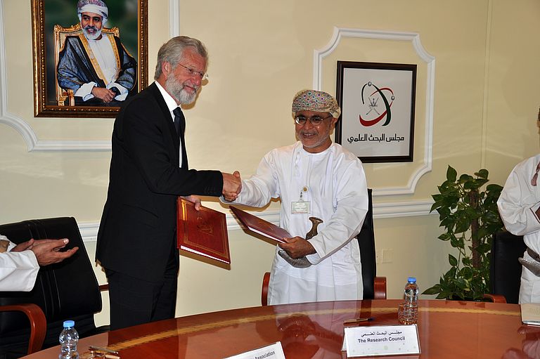 GEOMAR-Direktor Prof. Dr. Peter Herzig und seine Exzellenz Dr. Hilal Al Hinai, Generalsekretär des Nationalen Forschungsrats des Omans, bei der Vertragsunterzeichnung. Foto: IATI