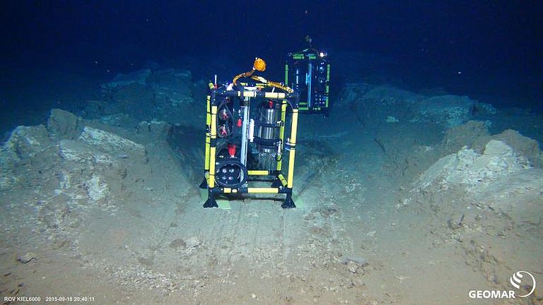 Investigations in the plough tracks to determine the activity of microbes. Photo: ROV team/GEOMAR