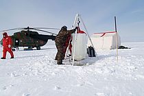 Nach mehreren Tagen im Eis birgt das TRANSDRIFT-Team eine Messstation. Dabei ist viel Muskelkraft gefragt. Foto: H. Kassens, IFM-GEOMAR