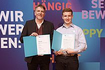 GEOMAR-Ausbildungsleiter Thomas Hansen mit dem am GEOMAR ausgebildeten Landesbesten Chemielaboranten 203 Gideon Jung. 