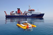 Ein bewährtes Team für die Meeresforschung: das Forschungsschiff MARIA S. MERIAN und Deutschlands einziges Forschungstauchboot JAGO. In den kommenden Wochen untersuchen Wissenschaftler aus Kiel mit ihnen Gasaustrittstellen vor der Westküste Spitzbergens. Foto: JAGO-Team, GEOMAR