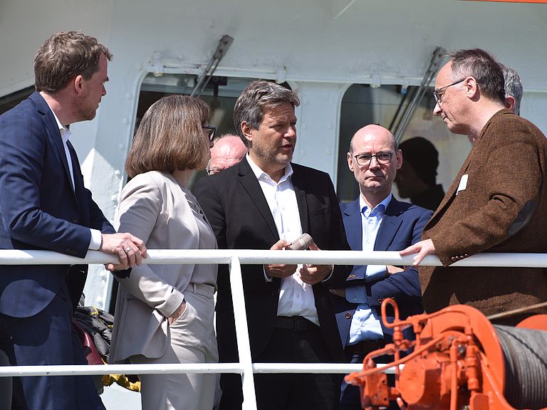 Forschende des GEOMAR mit Robert Habeck, Bundesminister für Wirtschaft und Klimaschutz auf dem Forschungsschiff ALKOR