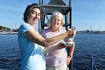 Professorin Alexandra Z. Worden (links) und Professorin Ute Hentschel Humeida auf der Pier des GEOMAR in Kiel. Foto: Lucia Pita / GEOMAR