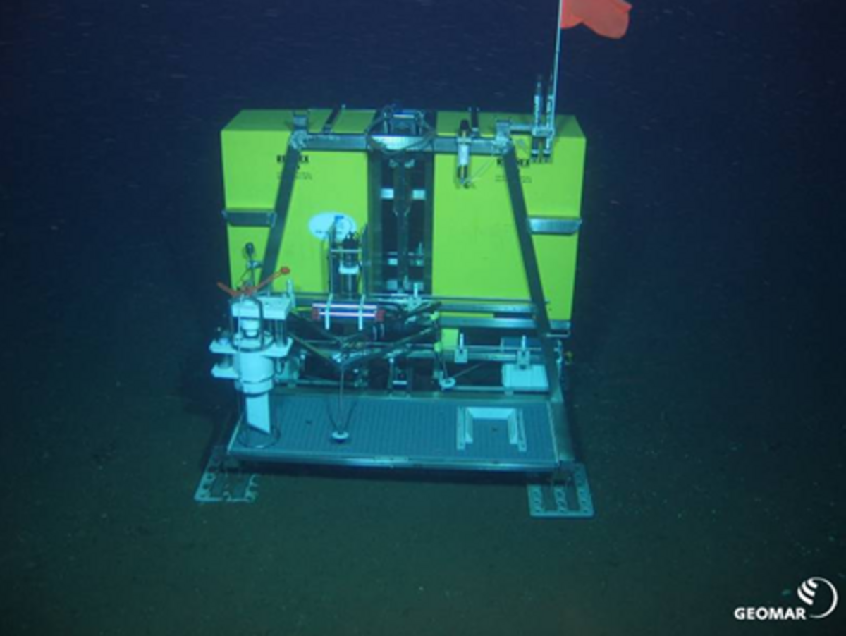 Elevator with Eddy Correlation modulesand pore water sampler approached by ROV Kiel 6000.