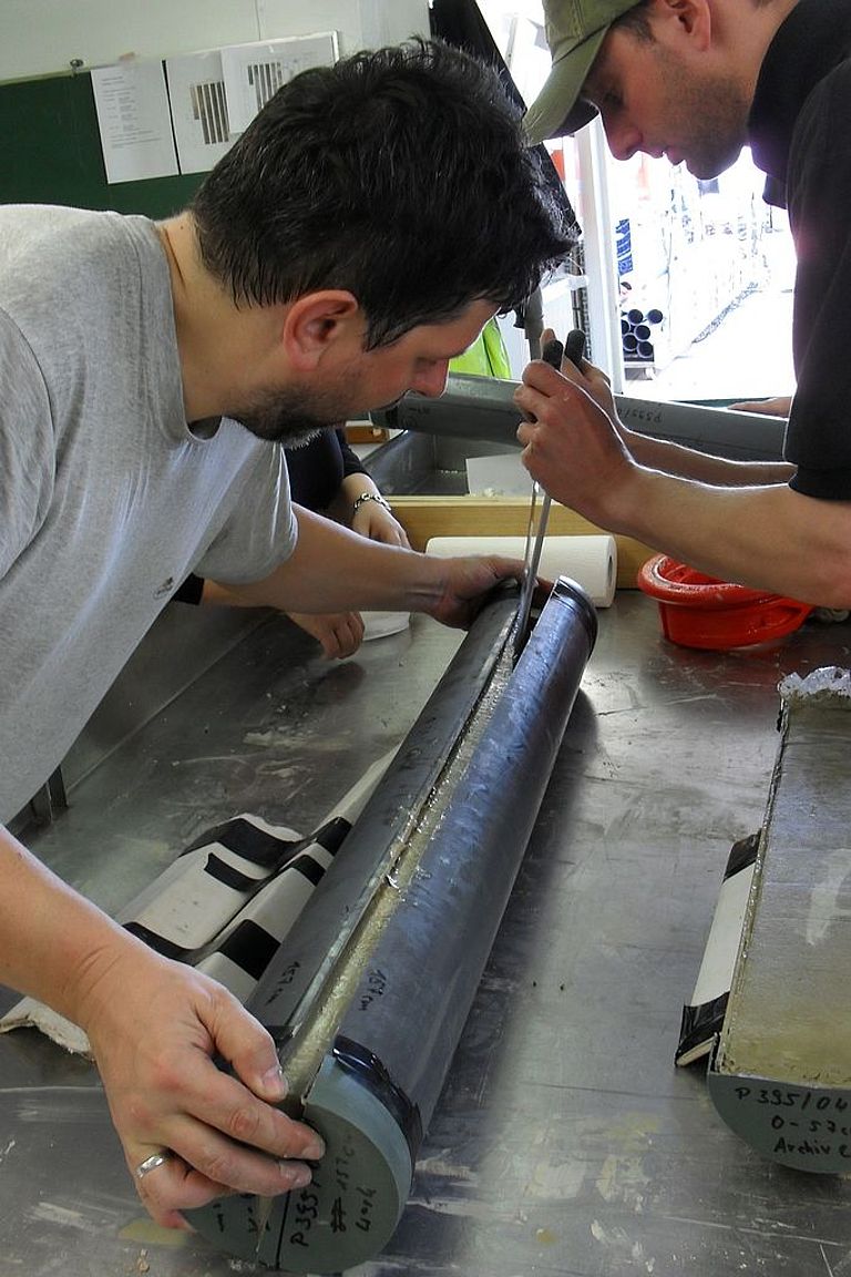 Wissenschaftler präparieren einen frisch vom Meeresboden geborgenen Sedimentkern. In vielen dieser Kerne fanden die Forscher Spuren der jungen, bisher nicht bekannten Hangrutschung. Foto: Inga Golbeck