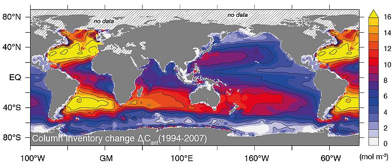 Die Karte zeigt die Zunahme des menschgemachten CO2 (Säule bis 3000 Meter Tiefe) in den Weltmeeren zwischen 1994 und 2007. Gebiete mit einer hohen Zunahme sind gelb eingefärbt. (Grafik: aus Gruber et al., Science, 2019)