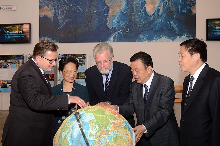 Von links: Staatssekretär Müller-Beck (li), Vize-Gouvereurin Liang Liming, GEOMAR Direktor Prof. Dr. Peter Herzig und weitere Delegationsvertreter. Foto: Jan Steffen, GEOMAR.