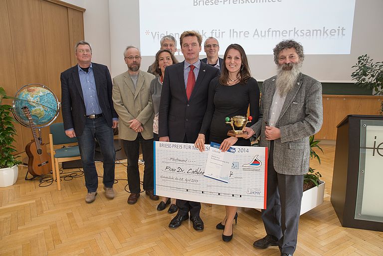 Die Preisträgerin Cathleen Schlundt (2.v.r.) mit IOW-Direktor Prof. Dr. Ulrich Bathmann (re.) und Klaus Küper, Leiter der Abteilung Forschungsschifffahrt Briese GmbH und Co. KG (4.v.re.) sowie den Mitgliedern der Preisjury. Foto: S. Kube, IOW