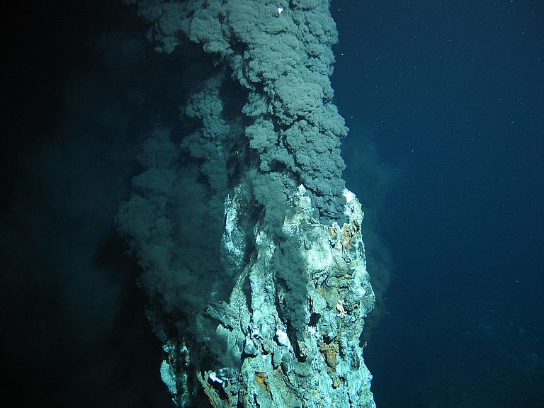 Schwarzer Raucher am Meeresboden. Foto: ROV KIEL 6000/GEOMAR (CC BY 4.0)